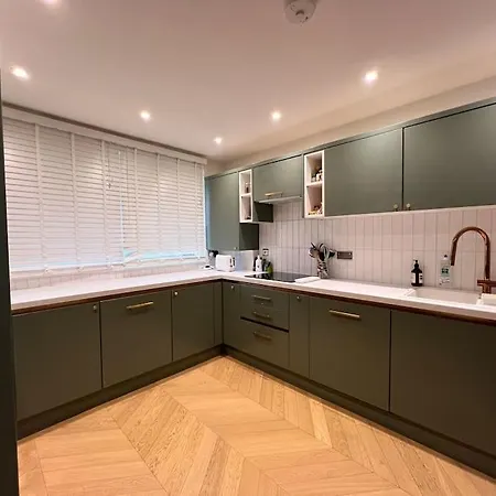 Unique And Stylish 2-Bed Maisonette In Islington